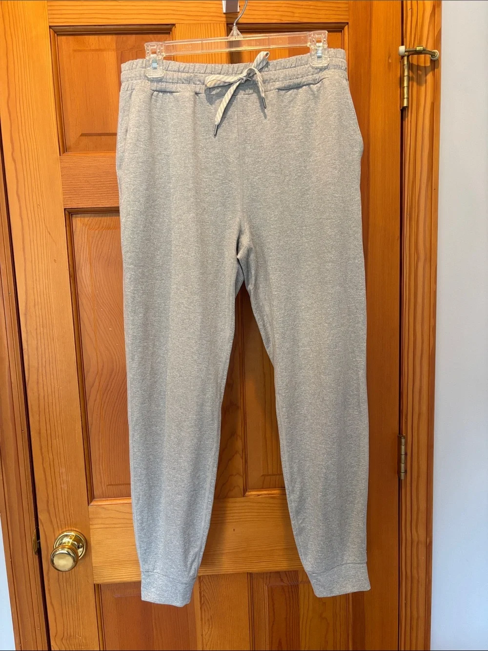 Vuori Women's Performance Jogger in Pale Grey Heather Size Medium Long